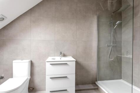 En-Suite Rear Bedroom