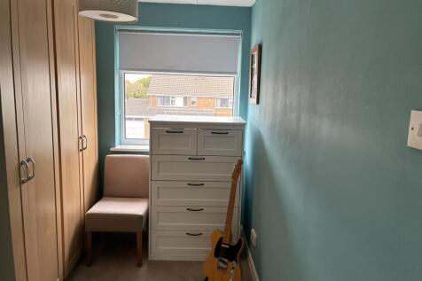 BEDROOM 2