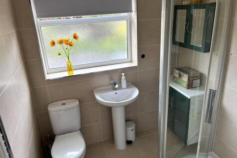FAMILY SHOWER ROOM