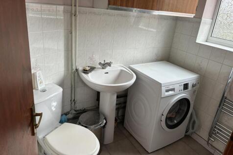 GROUND FLOOR SHOWER ROOM