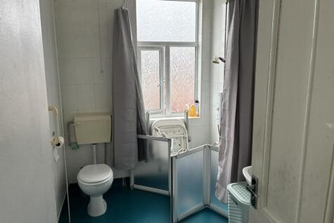 FIRST FLOOR WET ROOM