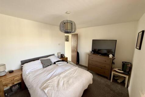 Bedroom 1.jpg