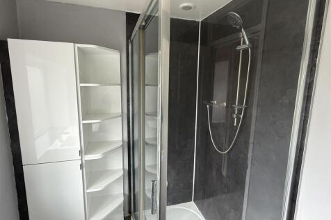 Bathroom 2.jpg