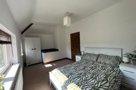 Bedroom 1.jpg