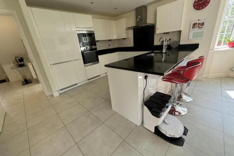 Kitchen2.jpg