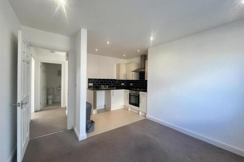 OPEN PLAN LOUNGE / KITCHEN