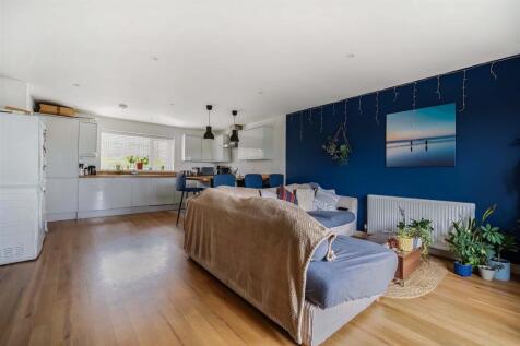 KITCHEN / DINER / LOUNGE