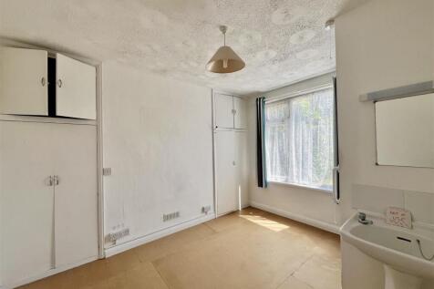 BEDROOM FIVE/OFFICE
