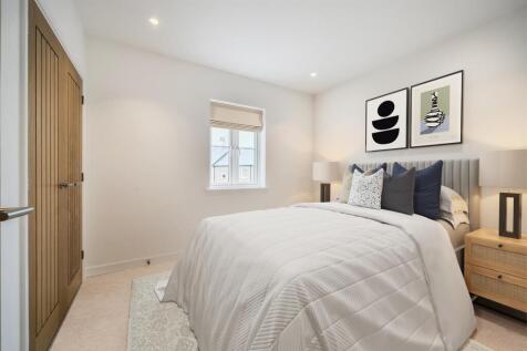 Principal double bedroom with en-suite