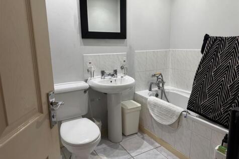 flat 1 bathroom.jpg