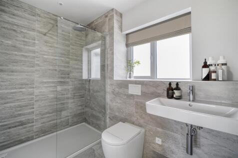 Master Bedroom En-Suite with Bath