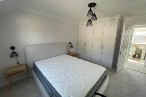 hedge close 14 bed 1