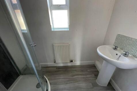 riverside close 18 e
