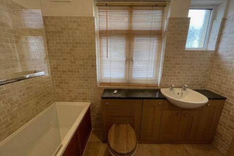 LINKS RD 32 BATHROOM