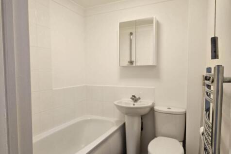 holland court 1 bath