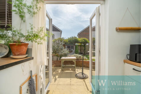 Kitchen doors to garden