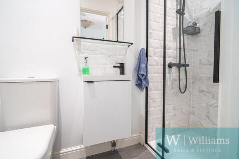 Downstairs en-suite