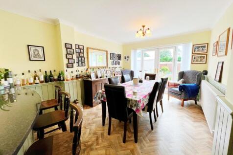 Dining Room pic 1.jpg