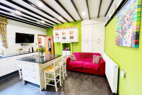 Kitchen pic 1.jpg