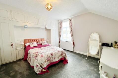 Bedroom 1 pic 1.jpg