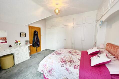 Bedroom 1 pic 3.jpg