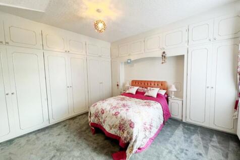 Bedroom 1 pic 2.jpg