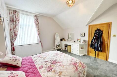 Bedroom 1 pic 4.jpg