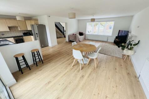 OPEN PLAN SITTING/DINING/KITCHEN