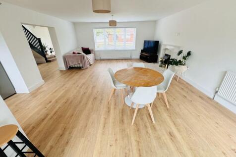 OPEN PLAN SITTING/DINING/KITCHEN