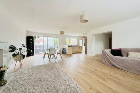 OPEN PLAN SITTING/DINING/KITCHEN