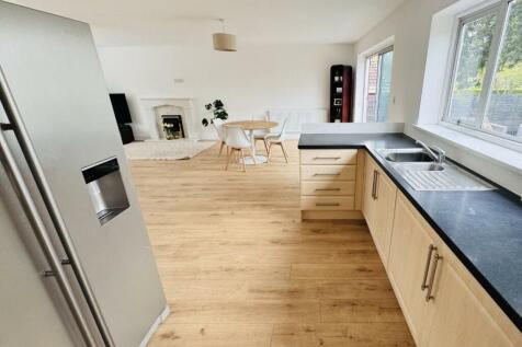 KITCHEN/DINING AREA