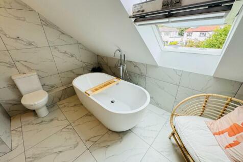 FIRST FLOOR BATHROOM