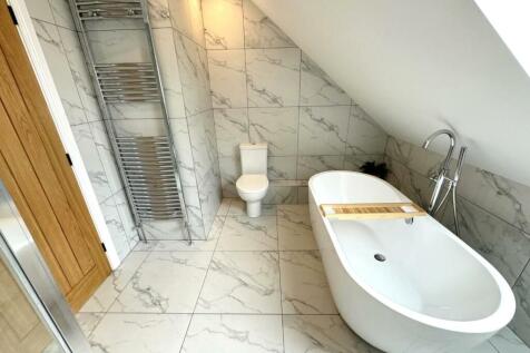 FIRST FLOOR BATHROOM