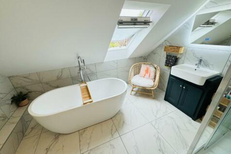 FIRST FLOOR BATHROOM