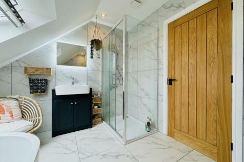 FIRST FLOOR BATHROOM