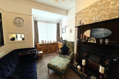 LOUNGE DINING AREA