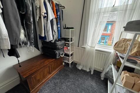 BEDROOM (FRONT)