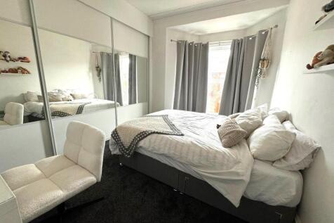 BEDROOM (FRONT)