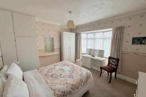BEDROOM 1 (FRONT)