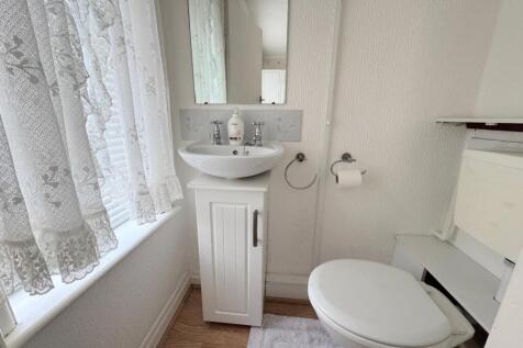 TOILET (OFF BEDROOM 1)