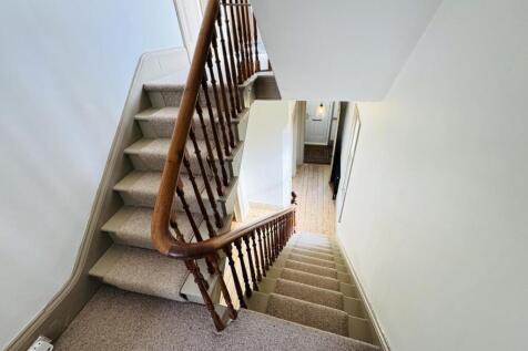 HALF LANDING / STAIRS