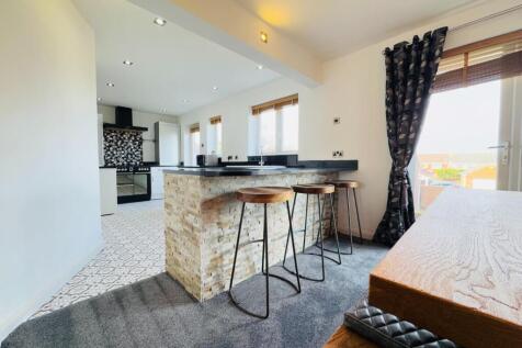 DINING/KITCHEN AREA