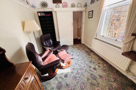 SITTING/BREAKFAST ROOM