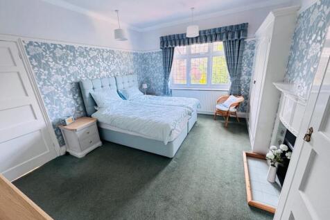 BEDROOM 2