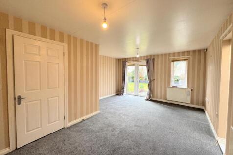 LOUNGE/DINING AREA