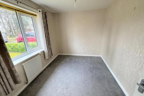 BEDROOM (FRONT)