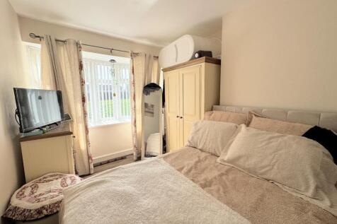 BEDROOM (FRONT)