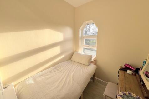 BEDROOM ( FRONT)