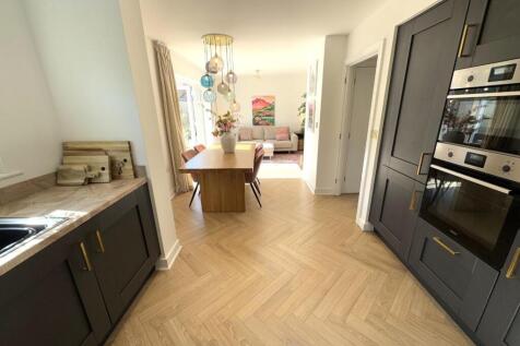 KITCHEN/DINER/FAMILY ROOM