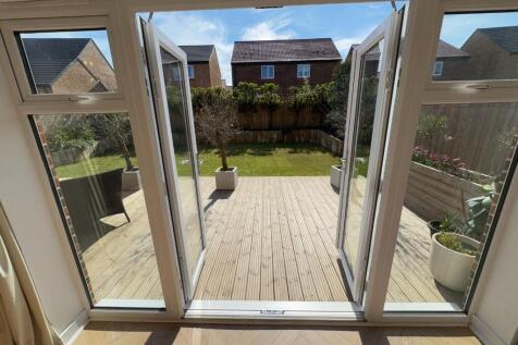FRENCH DOORS TO THE REAR GARDEN